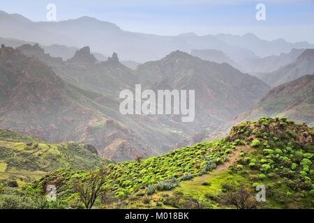 Gran Canaria - paysage de montagnes brumeuses de la Caldera de Tejeda. Vue d'hiver. Banque D'Images