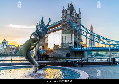 Fille avec dolphin avec le Tower Bridge, Tamise, Londres. Banque D'Images