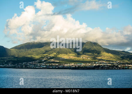 Basseterre, Saint Kitts et Mont Liamuiga drapé de nuages à l'aube. Banque D'Images