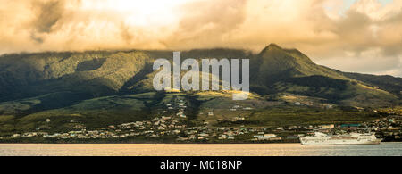 Basseterre, Saint Kitts et mont Liamuiga drapé de nuages à l'aube. Banque D'Images