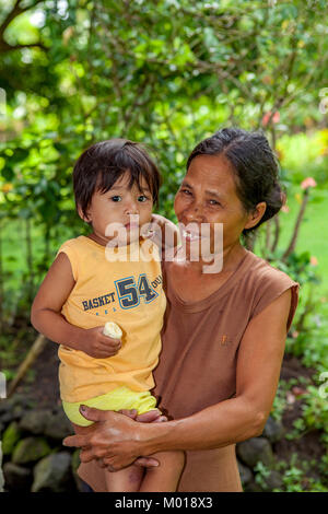 Portrait d'un fier grand-mère philippine tenant son jeune petit-fils à Legazpi City, Luzon, Philippines. Banque D'Images