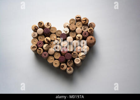 Wine corks composition en forme de coeur isolated on white Banque D'Images