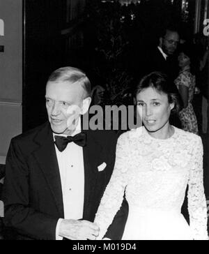 Photo de Fred Astaire avec son épouse, Robyn Smith assister à un hommage à Astaire's film, 1978. Los Angeles, CA. © RTWolfson MediaPunch / Banque D'Images