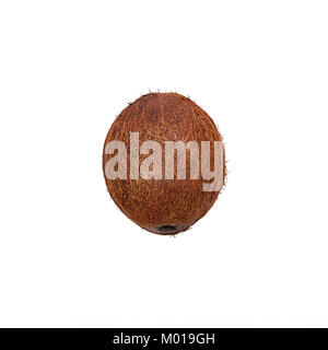 Mise à plat de noix de coco noix de coco entière dans Peel est allongé sur fond blanc Vue de dessus Banque D'Images