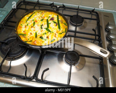 Une frittata faite avec des œufs et des légumes cuits sur une poêle, une casserole qui avait été mis dans le four pour la cuisson Banque D'Images