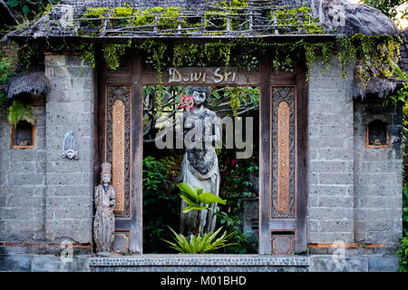 Porte balinaise avec statue de Dewi Sri (déesse du riz et de la fertilité), Ubud, Bali, Indonésie. Banque D'Images