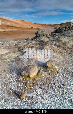 Détail de l'énergie géothermique et de l'ébullition du paysage des mudpot Hverarond en Islande. Banque D'Images