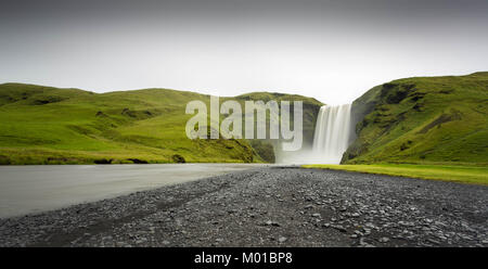 Skogafoss en couleur. Banque D'Images