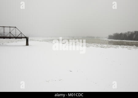 Les banques du fleuve Susquehanna congelé de Harrisburg, PA sur journée d'hiver enneigée. Banque D'Images