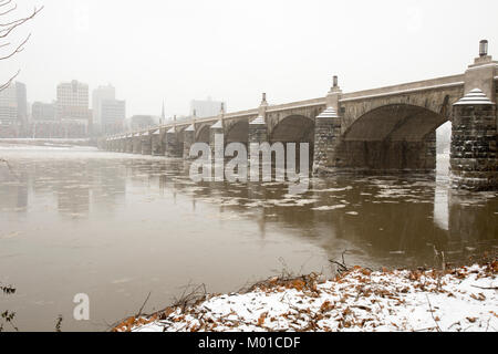 Les banques du fleuve Susquehanna congelé de Harrisburg, PA sur journée d'hiver enneigée. Banque D'Images