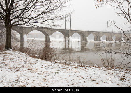 Les banques du fleuve Susquehanna congelé de Harrisburg, PA sur journée d'hiver enneigée. Banque D'Images