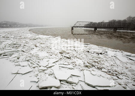 Les banques du fleuve Susquehanna congelé de Harrisburg, PA sur journée d'hiver enneigée. Banque D'Images