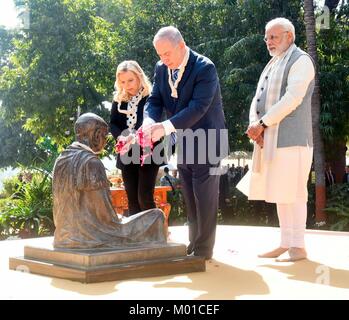 Le Premier ministre israélien Benjamin Netanyahu et femme Sara Netanyahou, gauche, rendre hommage au Mahatma Gandhi lors d'une visite à l'Ashram Sabarmati comme Premier Ministre indien Narendra Modi ressemble le 17 janvier 2018 à Ahmedabad, Gujarat, Inde. Banque D'Images