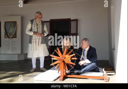 Le Premier ministre israélien Benjamin Netanyahu et femme Sara Netanyahou, centre, s'essayer au rouet du Mahatma Gandhi lors d'une visite à l'Ashram Sabarmati comme Premier Ministre indien Narendra Modi ressemble le 17 janvier 2018 à Ahmedabad, Gujarat, Inde. Banque D'Images