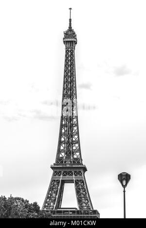 Tourné en noir et blanc de tall metallic Tour Eiffel en journée sans nuages Banque D'Images