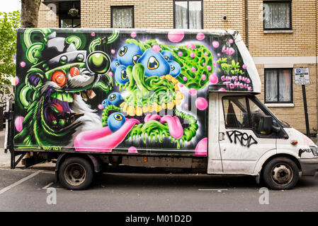 Londres, UK - avril 2017. Vieux van couverts dans le street art graffiti dans Camden Town, , le nord de Londres, Angleterre, RU Banque D'Images