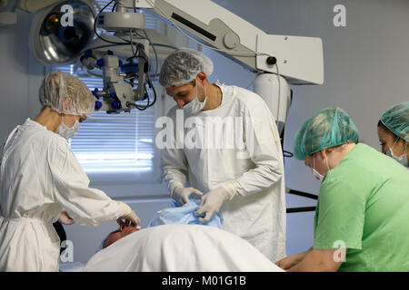 Ville Gomel, Bélarus.31 mai 2017, hôpital médical de Gomel.Les médecins ne une intervention sur l'oeil.Les problèmes de vision. L'exploitation d'yeux Banque D'Images