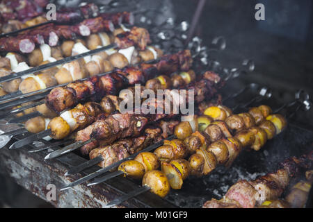 De nombreux avec les brochettes de porc, veau cuit la viande et les pommes de terre avec du bacon. Banque D'Images