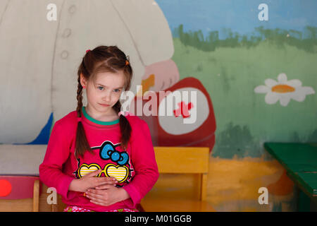 Ville Gomel, Bélarus,13 avril 2017,la maternelle, Groupe des hauts fonctionnaires, des diplômes.La fille joue dans l'hôpital.Le bébé a mal au ventre Banque D'Images