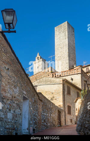 Ruelle du centre historique de San Gimignano, Sienne, Toscane, Italie Banque D'Images