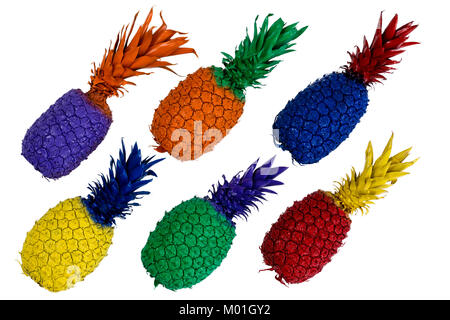 Un grand angle studio shot close-up view of six ananas peint dans différentes couleurs vives isolé sur fond blanc pour copy space Banque D'Images