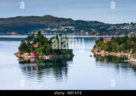 Red house sur une petite île au large des côtes de la Norvège, près de Bergen. Banque D'Images