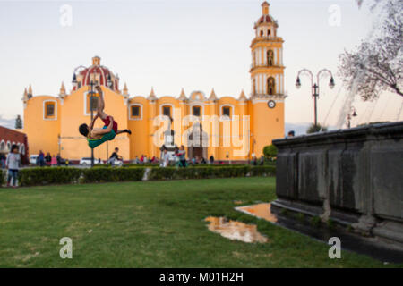 Cholula Mexique église avec parkour man doing backflip Banque D'Images