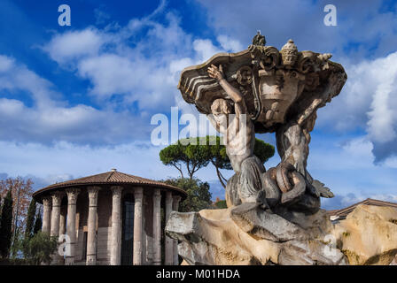 Fontaine des tritons,belle fontaine baroque achevée en 1715, et l'ancien Temple d'Hercule Victor, dans le centre de la place du Forum Boarium Banque D'Images