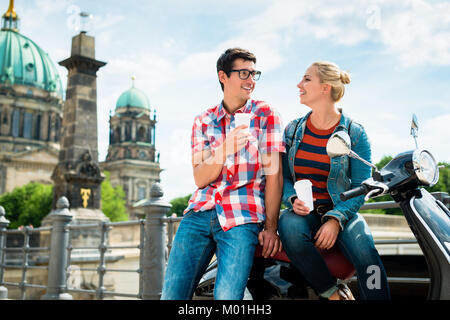 Scooter les touristes de boire du café à Berlin Banque D'Images