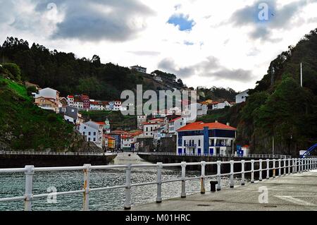 Belle vue sur Cudillero, petit village de pêche sur les Asturies Banque D'Images