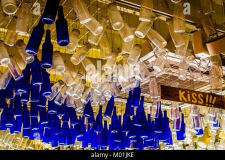 Bouteilles colorées suspendues au plafond, à partir de la ci-dessous. Plafond avec blue et flacon de glace décoration. Banque D'Images