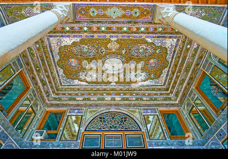 SHIRAZ, IRAN - 12 octobre 2017 : Le plafond et les murs de la terrasse du miroir (Qavam Ghavam) Maison à Naranjestan complexe sont couverts de fines patt Banque D'Images