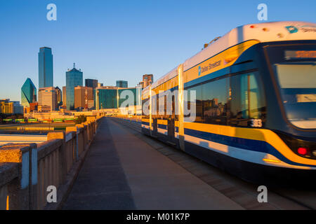 DALLAS, TEXAS - 10 décembre 2017 - Déménagement le tramway sur le viaduc de la rue Houston avec la ville de Dallas en arrière-plan Banque D'Images
