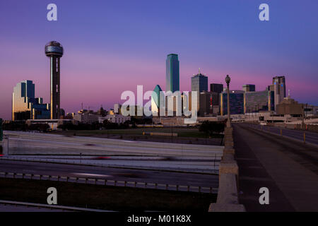 DALLAS, TEXAS - 10 décembre 2017 - voir l'cityskape de Dallas Houston du pont Viaduc St. Banque D'Images