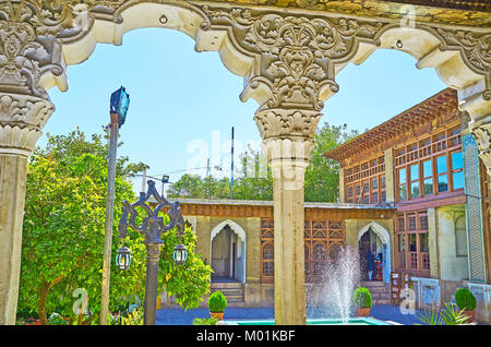 SHIRAZ, IRAN - 12 octobre 2017 : La vue sur l'hôtel particulier par l'Ol-Molk Zinat arcades de sa galerie, le 12 octobre à Shiraz. Banque D'Images