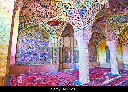 SHIRAZ, IRAN - 12 octobre 2017 : la mosquée Nasir Ol-Molk (rose) est le monument à voir dans la ville, elle attire les touristes avec l'architecte en suspens Banque D'Images
