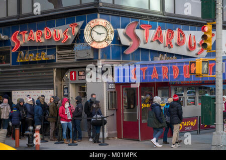 Les touristes s'aligner dans le froid d'entrer Ellen's Stardust Diner le Dimanche, Janvier 14, 2018. Le Times Square jouit d'waitpersons chant attraction pour amuser diners.(Â© Richard B. Levine) Banque D'Images