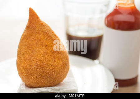 Des bouchées de poulet frit appelé Coxinha au Brésil. Les Brésiliens mangent comme alternative à la restauration rapide ou des parties. Sauce au Poivre, Snack et café bar. Banque D'Images