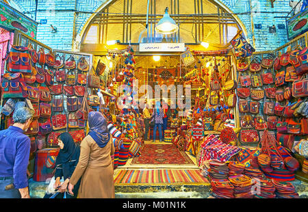 SHIRAZ, IRAN - 12 octobre 2017 : la grande vitrine du magasin de tapis dans la région de Vakil bazar avec large gamme de sacs tissés, décoré de détails, sur l'Octo Banque D'Images