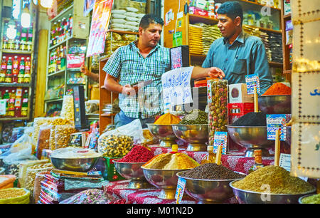 SHIRAZ, IRAN - 12 octobre 2017 : les épices, herbes odorantes, nus et les fruits secs en stalle de Vakil Bazar, le 12 octobre à Shiraz. Banque D'Images