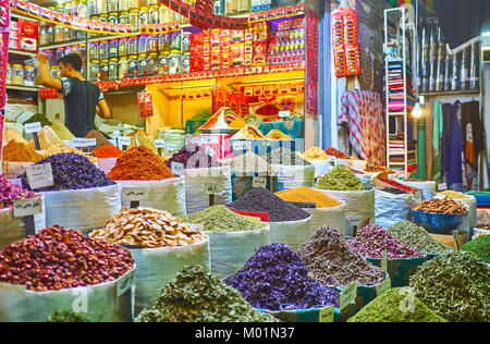 SHIRAZ, IRAN - 12 octobre 2017 : les monticules et des tas d'épices, herbes, noix et fruits secs en stalle de Vakil, marché le 12 octobre à Shiraz. Banque D'Images