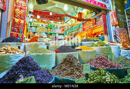 SHIRAZ, IRAN - 12 octobre 2017 : les fleurs séchées de crocus, de rose et de lavande sont entassés dans des monticules et des tas de stalle de Vakil, marché sur Octobe Banque D'Images