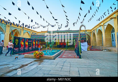 SHIRAZ, IRAN - 12 octobre 2017 : la cour de la mosquée Haji médiévale Ghani, situé à côté de Vakil Bazar, le 12 octobre à Shiraz. Banque D'Images