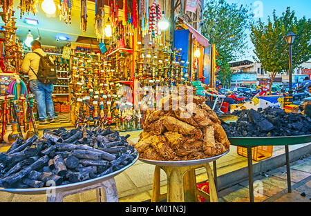 SHIRAZ, IRAN - 12 octobre 2017 : Le magasin de narguilé dans Bazar-e no avec un tas de charbon de bois sur les plateaux sur le premier plan, le 12 octobre à Shiraz Banque D'Images