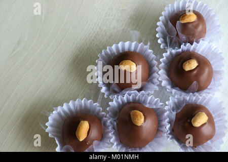 Bonbons d'arachide faite avec le chocolat, le lait concentré et le sucre. Délicieux, délicat, savoureux délices servis dans d'anniversaire, mariages, fêtes. Banque D'Images