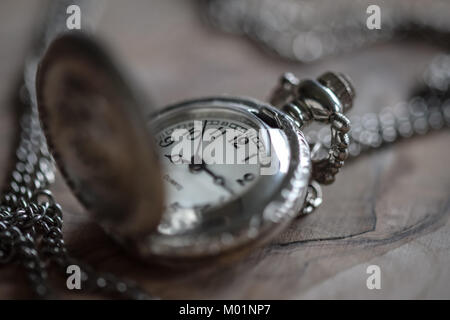 Vintage montre de poche avec fond de bois Banque D'Images