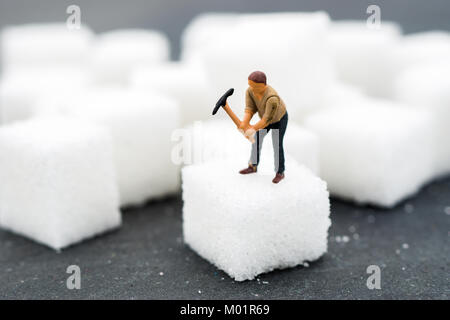 Les personnes travaillant avec miniature de sucre. Concept de soins de santé. Le régime alimentaire, la graisse et le diabète. Concept de soins de santé. Banque D'Images