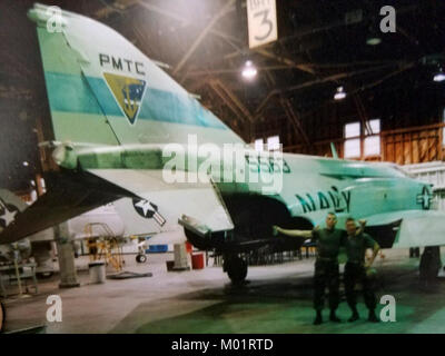 L'Adjudant-chef de l'armée américaine 2 Nathaniel Layton, 97e compagnie de transport, 7e brigade expéditionnaire) transport (ingénieur en chef, pose avec un ami en face d'un Phantom F-4 de la Marine américaine à la base navale américaine de Millington, Mid-South, Tenn., octobre 1989. Avant de se joindre à l'armée, Layton a travaillé comme mécanicien d'aviation dans le Corps des Marines des États-Unis pendant six ans avant de se séparer en 1995. ( Banque D'Images