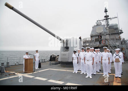 Océan (30 mai 2017) marins effectuer un enterrement en mer à bord du croiseur lance-missiles USS San Jacinto (CG 56). (U.S. Navy Banque D'Images