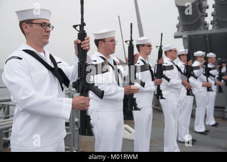 Océan (30 mai 2017) marins effectuer un enterrement en mer à bord du croiseur lance-missiles USS San Jacinto (CG 56). (U.S. Navy Banque D'Images